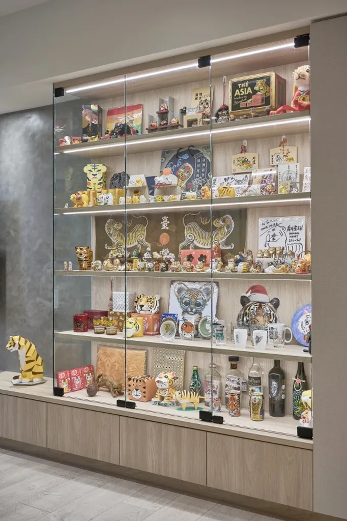 一覽無遺的展示櫃設計,此類設計不僅消除結構遮蔽,更能提升現代感與展示質感(相片提供:星宇室內裝修設計工程有限公司)