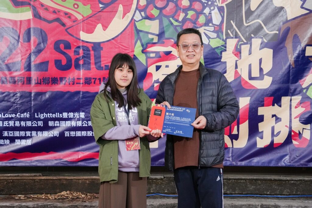 中山醫大健產系大一生柴季萱(左)初次參賽,並在職業級強手環伺中獲得全國第六。(圖/中山醫大提供)