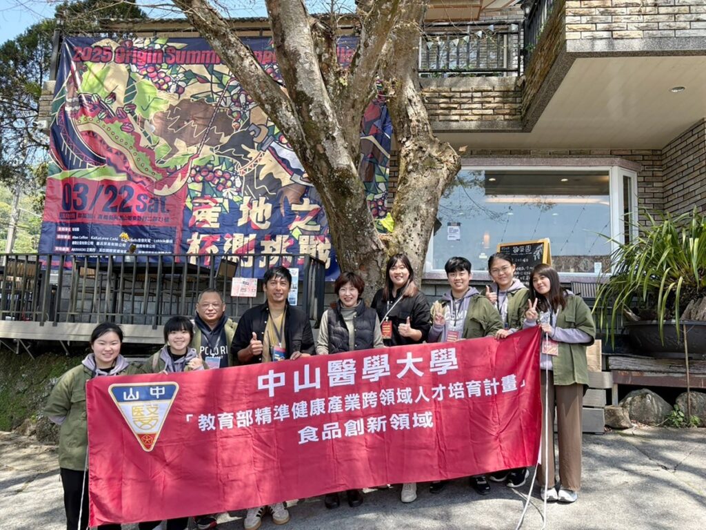 中山醫大健產系參賽團隊合影,圖右起學生柴季萱、陳悦媛、陳和瑾、業師蔡依凝、系主任張曉平、賽事主辦人方政倫、業師黃耀慶、學生張紫婷、李婕瑀。(圖/中山醫大提供)