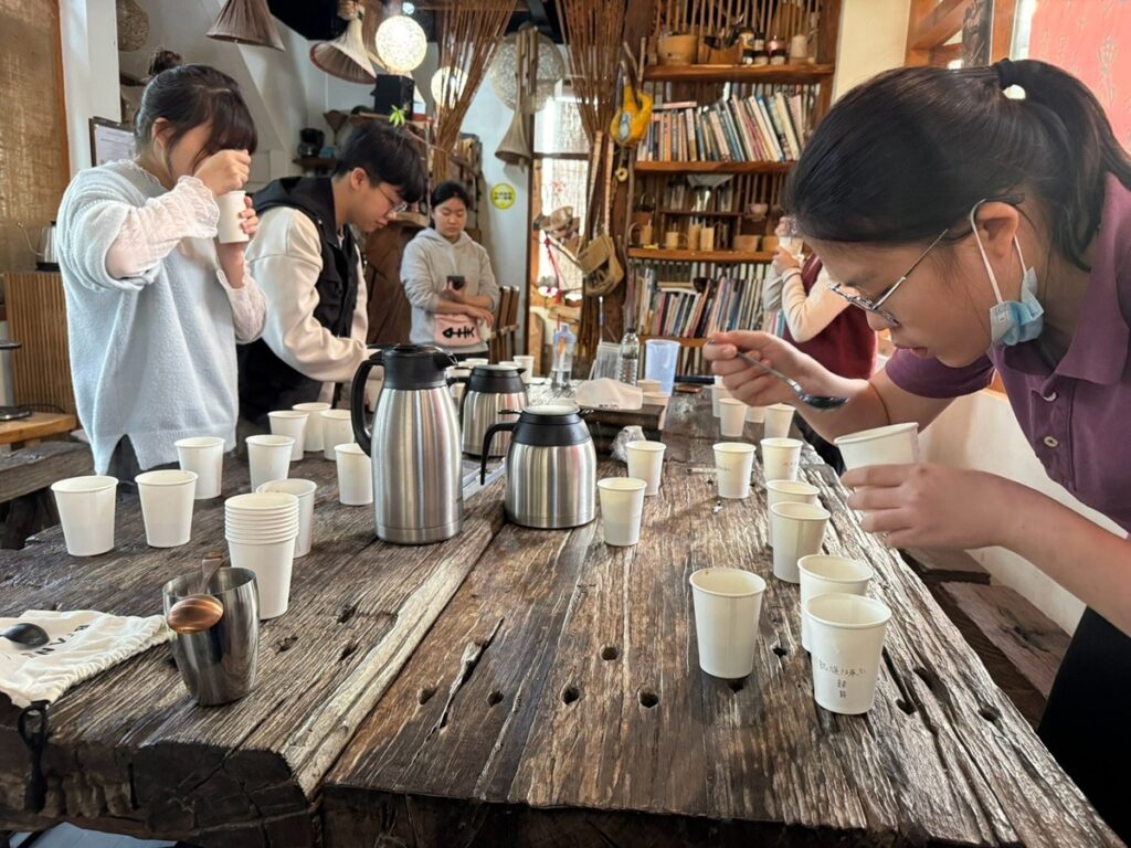 學生們把握賽前時間持續練習,盼能充分展現所學成果。(圖/中山醫大提供)