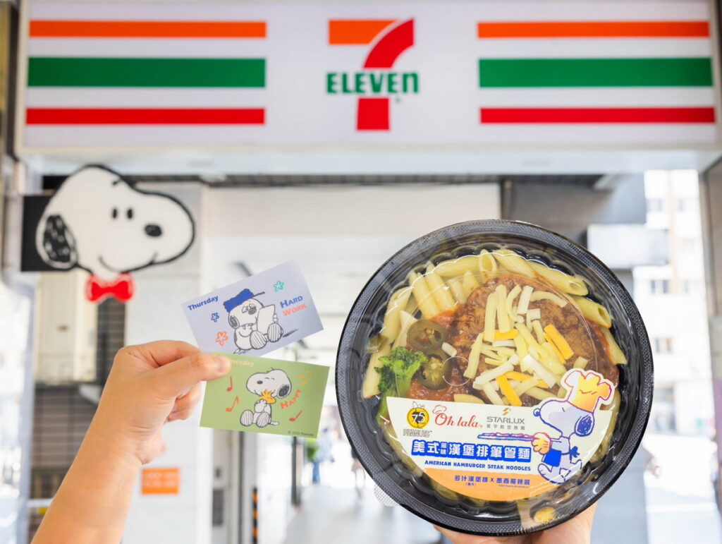 .7-ELEVEN攜手星宇航空共同開發「美式漢堡排筆管麵」厚實多汁的漢堡排搭配經典墨西哥辣醬筆管麵帶來微辣的大人風味