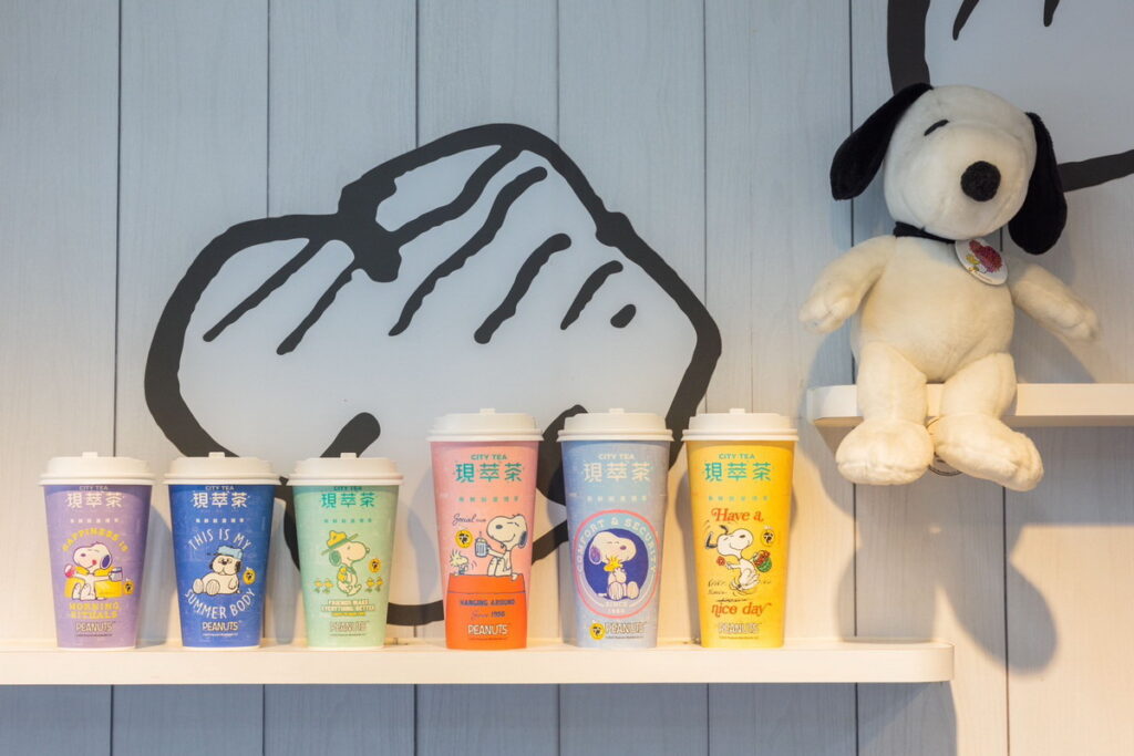 新品CITY TEA「蜜桃果粒冰茶」,採用松柏嶺四季烏龍為基底,經過輕焙火處理,帶有淡雅花香,入口圓潤順滑,再搭配真實蜜桃果肉,酸甜交織,是春日午後最清爽飲品選擇