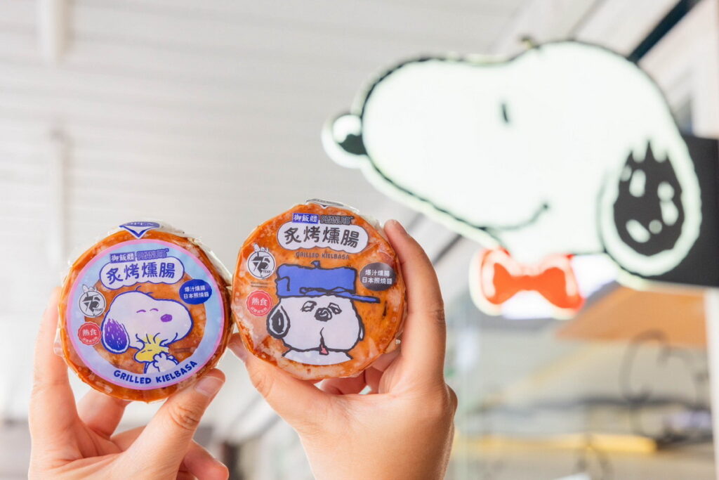 圓形御飯糰「炙烤燻腸」有歐拉夫和史努比兩種可愛的包裝任君挑選