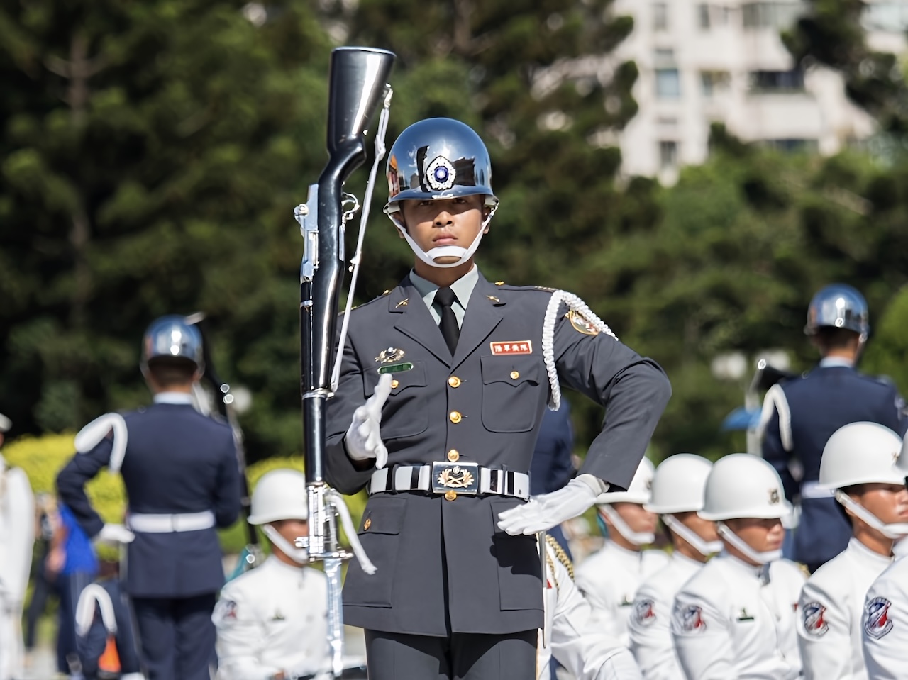 前陸軍儀隊中士轉職永慶房屋 陳昆翰拼年收200萬 240 cnews124250325a02
