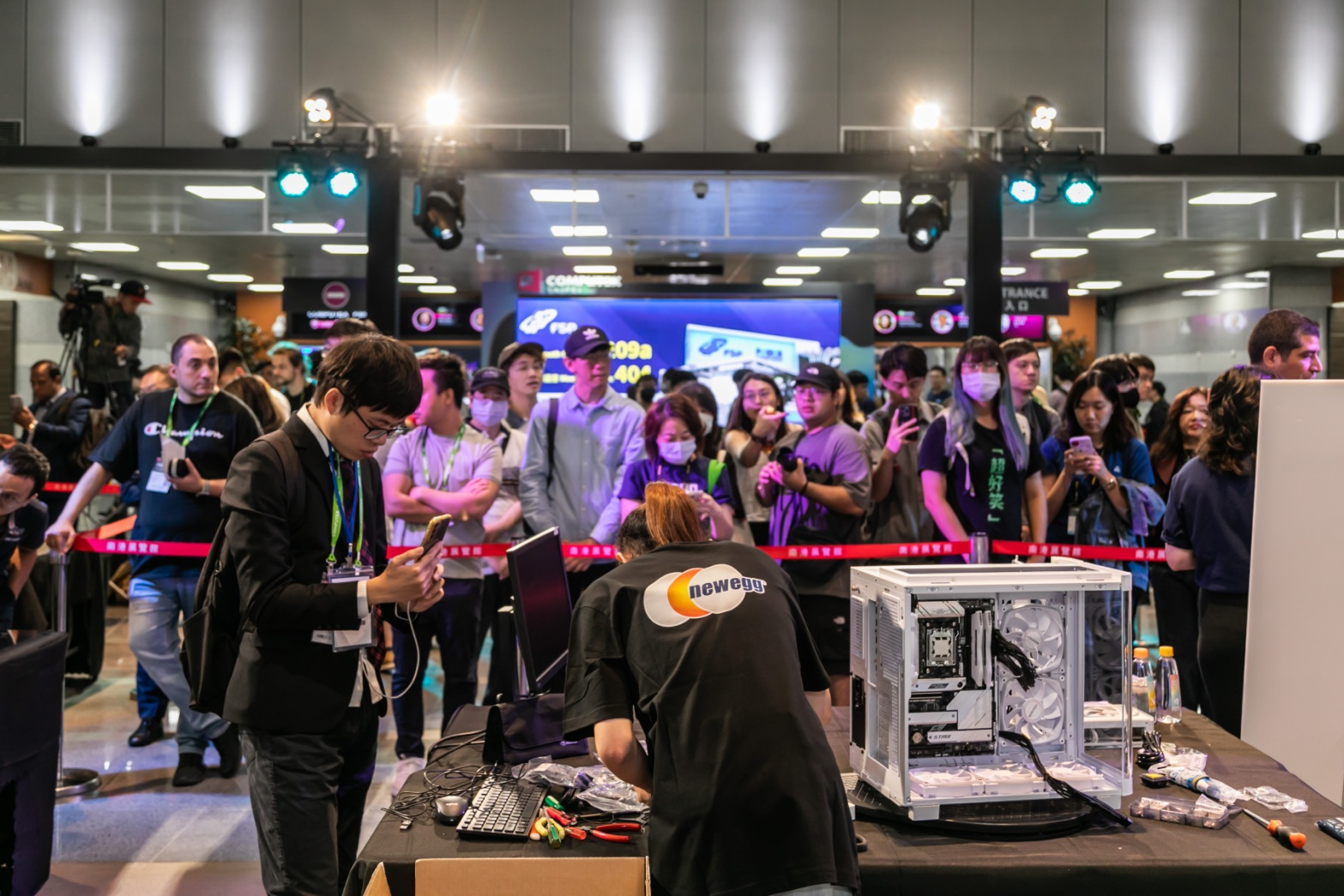 千萬粉絲海外達人應戰 2025 Newegg PC Builder挑戰賽來襲 204 千萬粉絲海外達人應戰 2025 Newegg PC Builder挑戰賽來襲 203