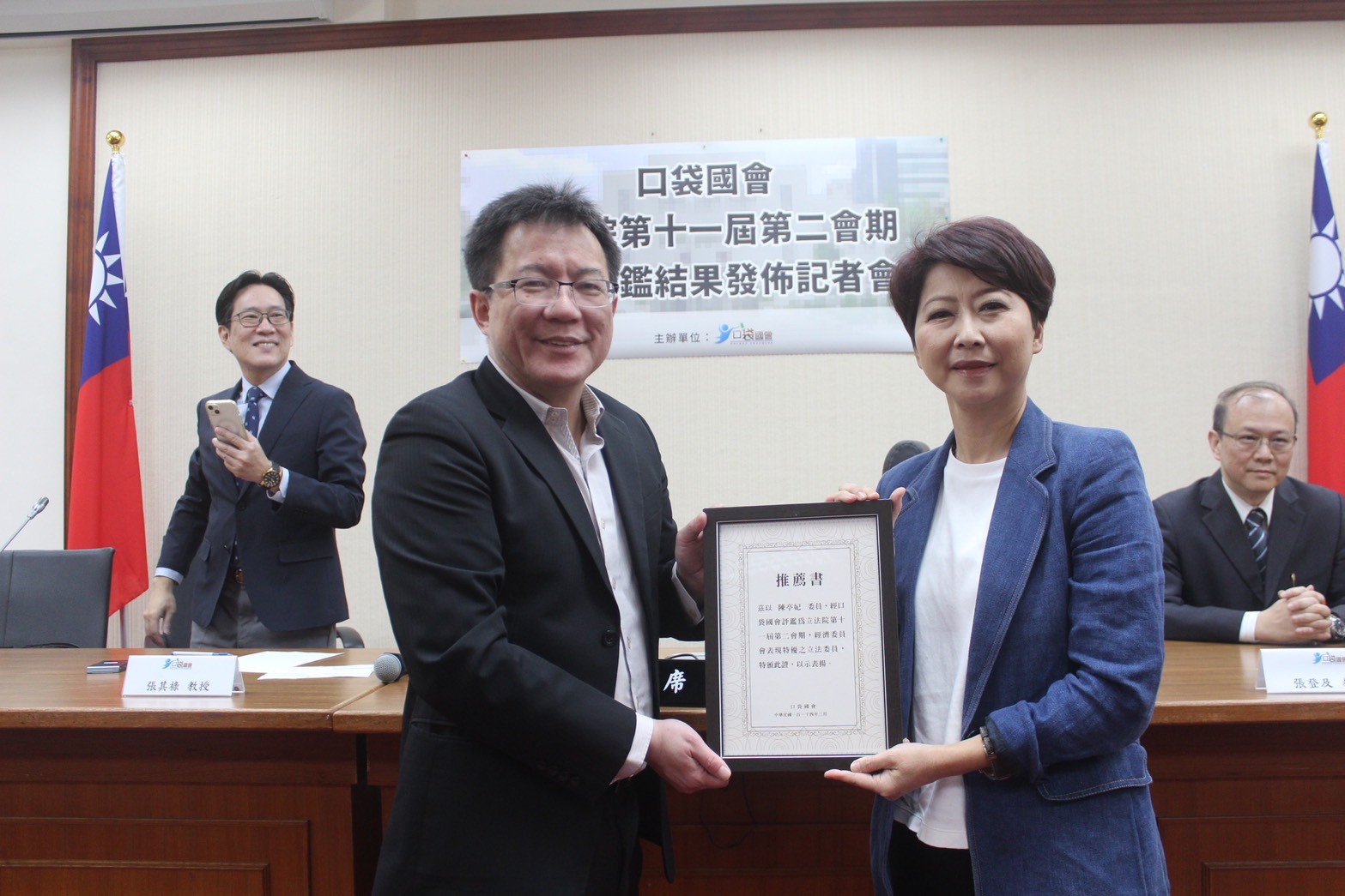 口袋國會肯定問政表現 陳亭妃籲政府勿讓電價成政治犧牲品 190 口袋國會肯定問政表現 陳亭妃籲政府勿讓電價成政治犧牲品 189