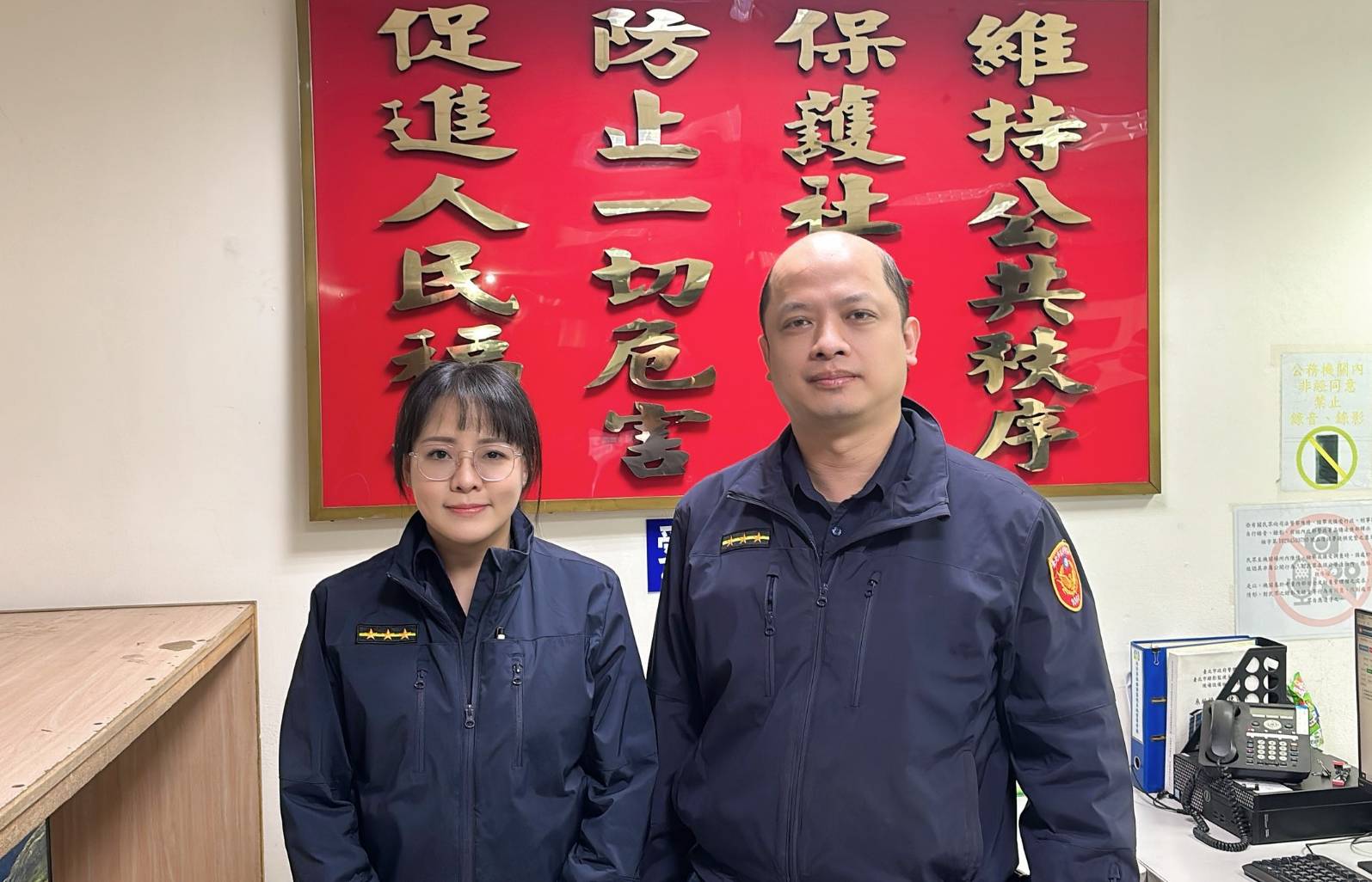 民族路派出所警員金怡良(圖右)、邱士銓(圖左)趕赴現場,耐心安撫女子情緒,並協助她安全返家。(記者 黃荷琇翻攝)