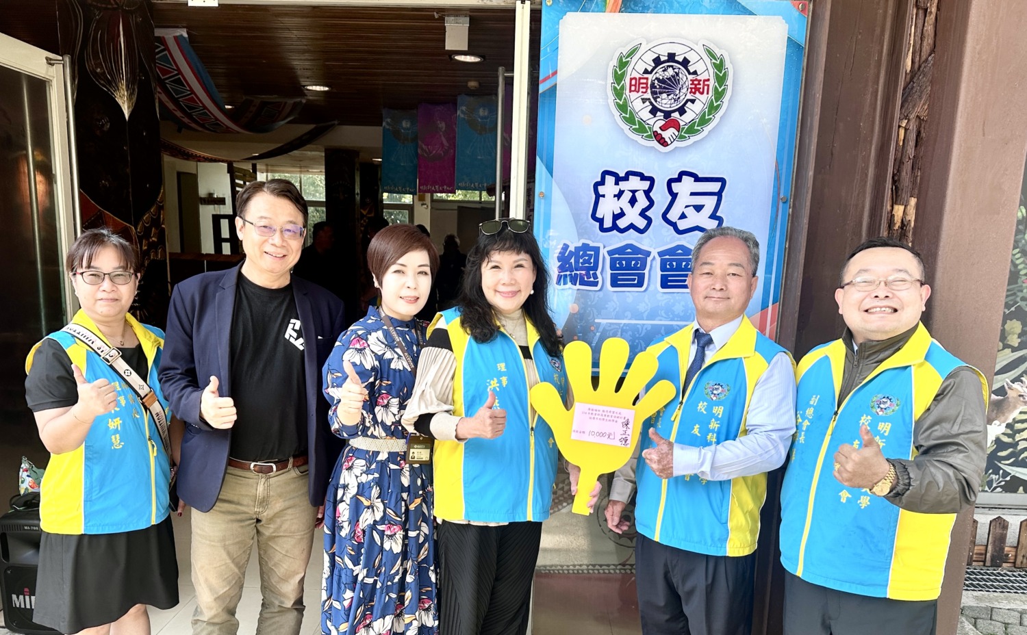 校友總會亦發起「教育部高教深耕計畫」經濟不利助學金募款活動,總會長曾明清(右二)率先捐款10萬元,校長呂明峯亦捐款5萬元,校友洪燕卿(右三)則捐款1萬元。(圖/記者林照東攝)