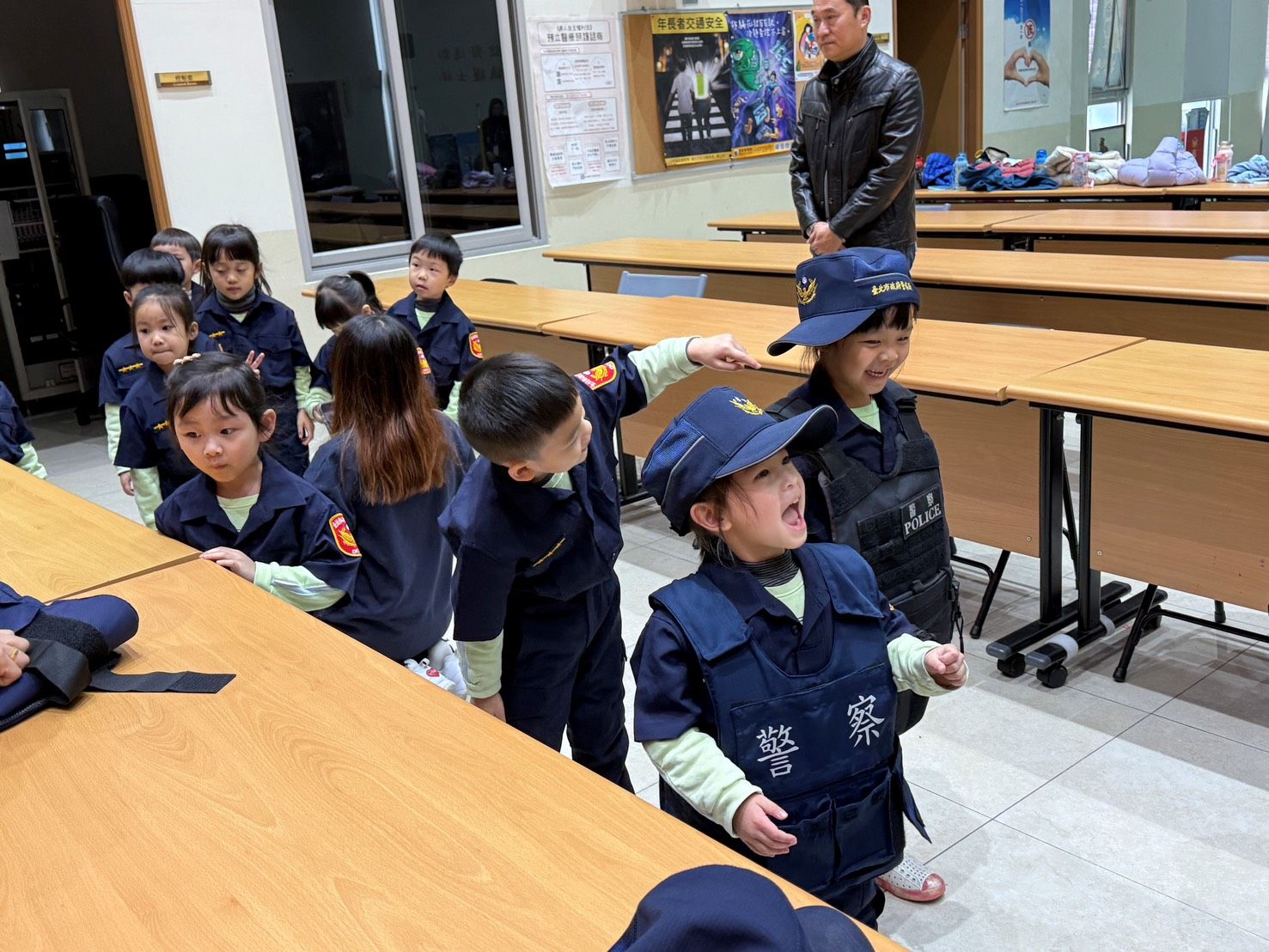 何嘉仁士林幼兒園帶領小朋友前往士林分局進行參訪活動度過「小小警察」體驗日。(記者 黃荷琇翻攝)
