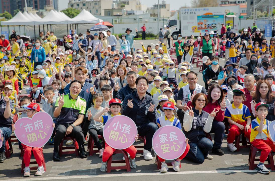 新竹市消防局辦理2天2梯次幼兒消防體驗闖關活動。(圖/記者黃溎芬翻攝)
