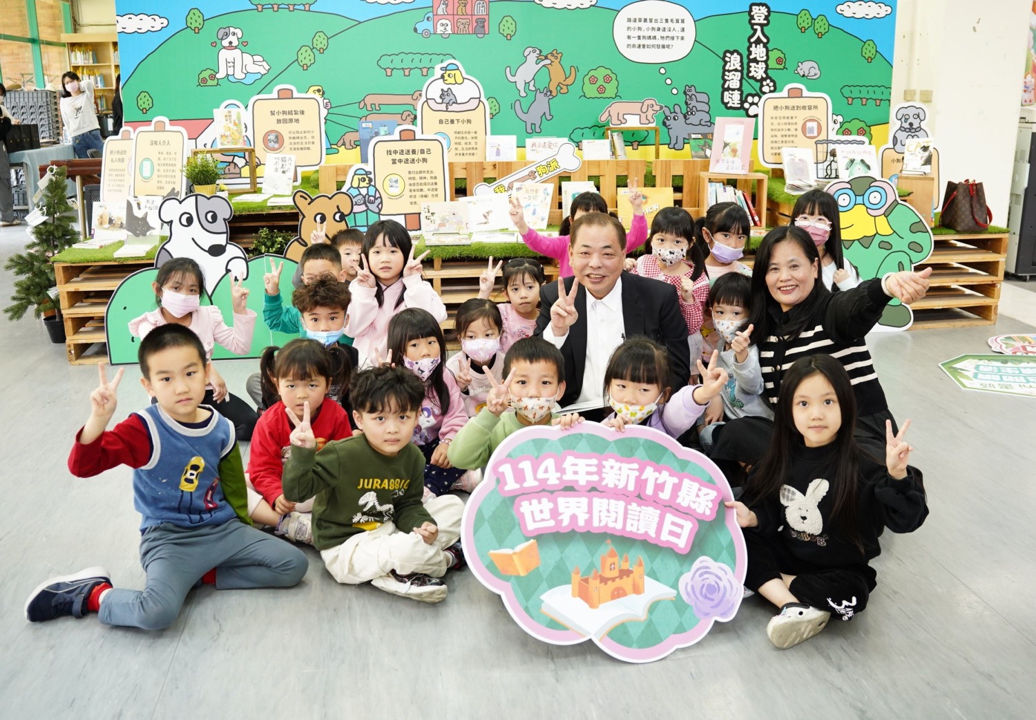 新竹縣副縣長陳見賢鼓勵家長與孩子們,培養閱讀力增廣見聞。(圖/記者黃溎芬翻攝)
