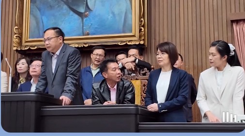 民進黨立委王義川等突襲霸佔主席台。(圖/葛如鈞國會辦公室)
