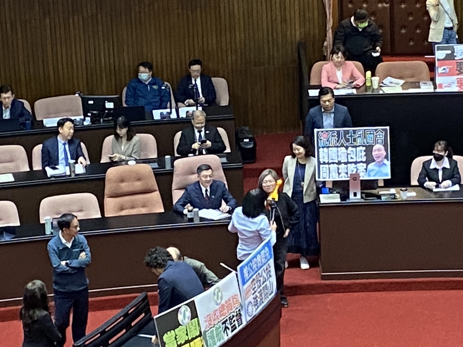 國民黨金門女立委陳玉珍在現場直播,一度令行政院長卓榮泰神情尷尬。(記者包克明 攝)