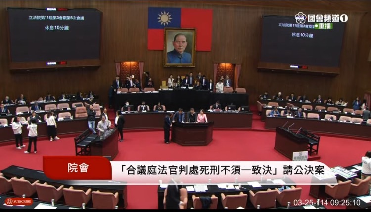 民進黨立委王義川等突襲霸佔主席台,院會一直拖延到晚間8時38分才重新開始運作。(圖/國會頻道)