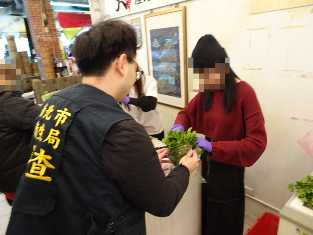 《圖說》衛生局抽驗市售清明節應景食品現場。〈衛生局提供〉