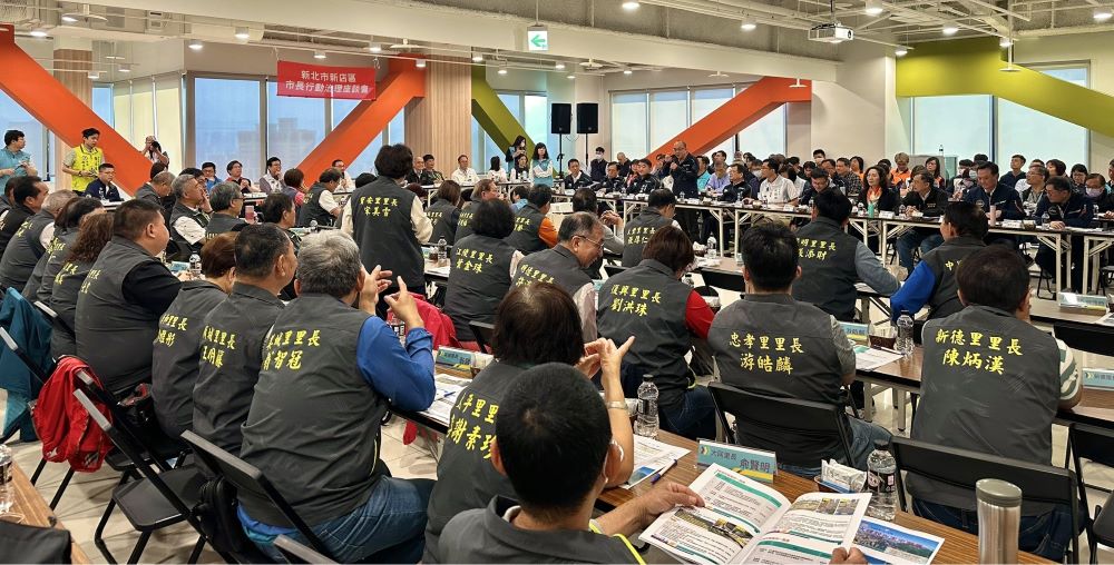 《圖說》侯友宜率市府團隊今日至新店參加行動治理座談會。〈民政局提供〉