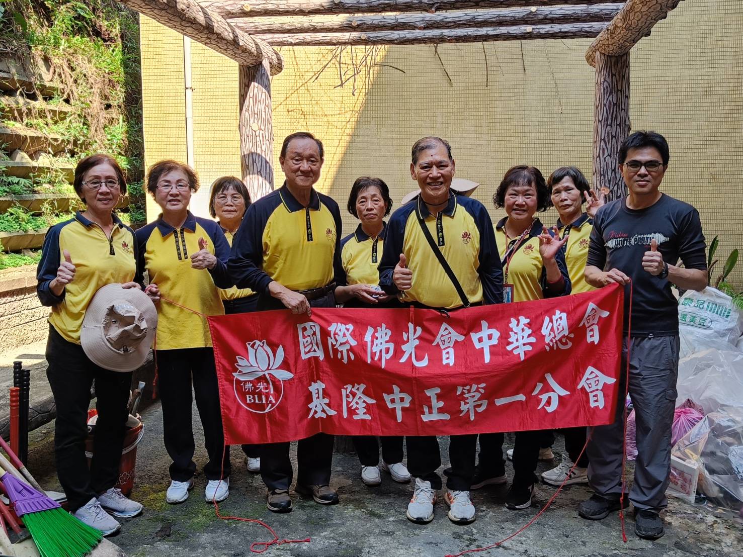 國際佛光會中華總會基隆中正第一分會淨化校園感動八斗