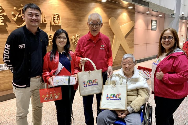 「無子西瓜俱樂部」暢遊宿霧,菲律賓觀光部台灣分處處長(左2)特熱情前往桃園接機。 圖:無子西瓜社會福利基金會/提供