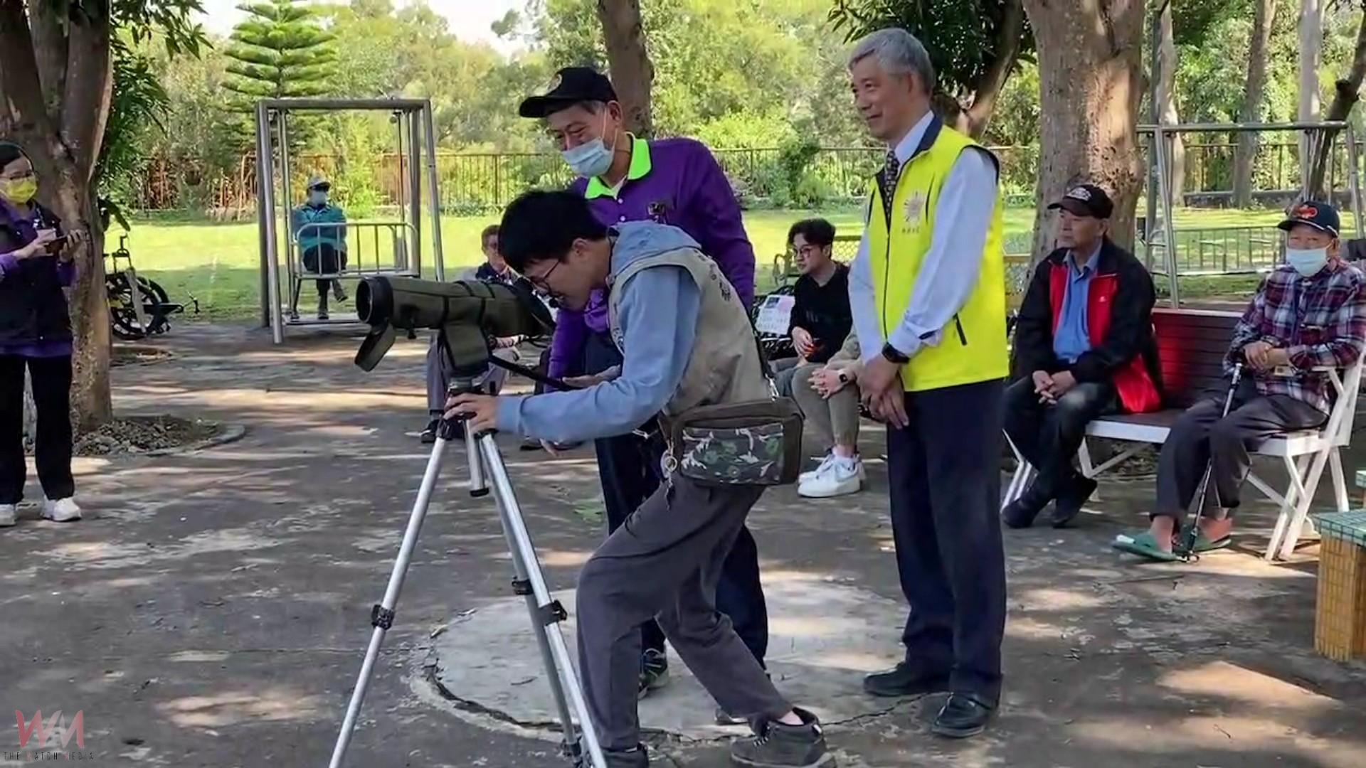 （有影片）／八卦山迎「風中精靈」　長輩齊聚仰望灰面鵟鷹翱翔天際 - https://www.watchmedia01.com