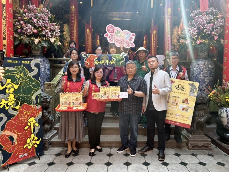 圖文:大甲媽祖國際觀光文化節 臺中郵局限量發行2000套過火祈福『媽祖感 恩立體郵摺』加贈『感恩明信片』及『發財錢母』。