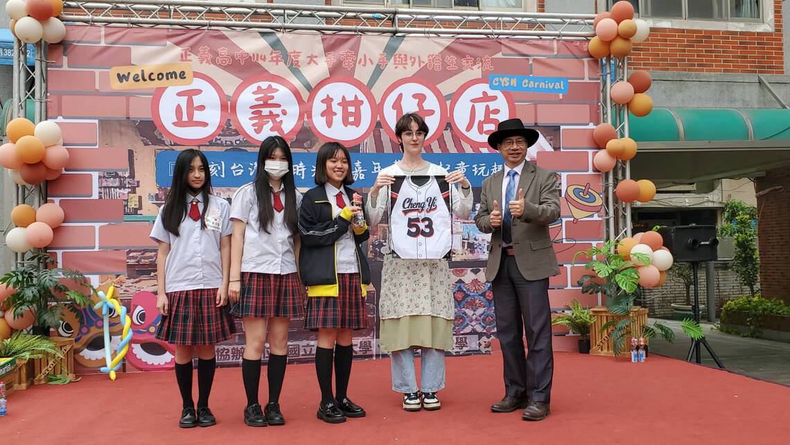 學校送的「鹹酸甜」與彈珠汽水,重點是外籍生與親善大使學生的合照,以及校慶紀念服製作的提袋,極具意義與價值。(記者陳雯萍攝)