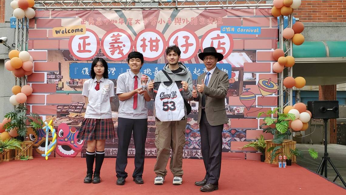 學校送的「鹹酸甜」與彈珠汽水,重點是外籍生與親善大使學生的合照,以及校慶紀念服製作的提袋,極具意義與價值。(記者陳雯萍攝)