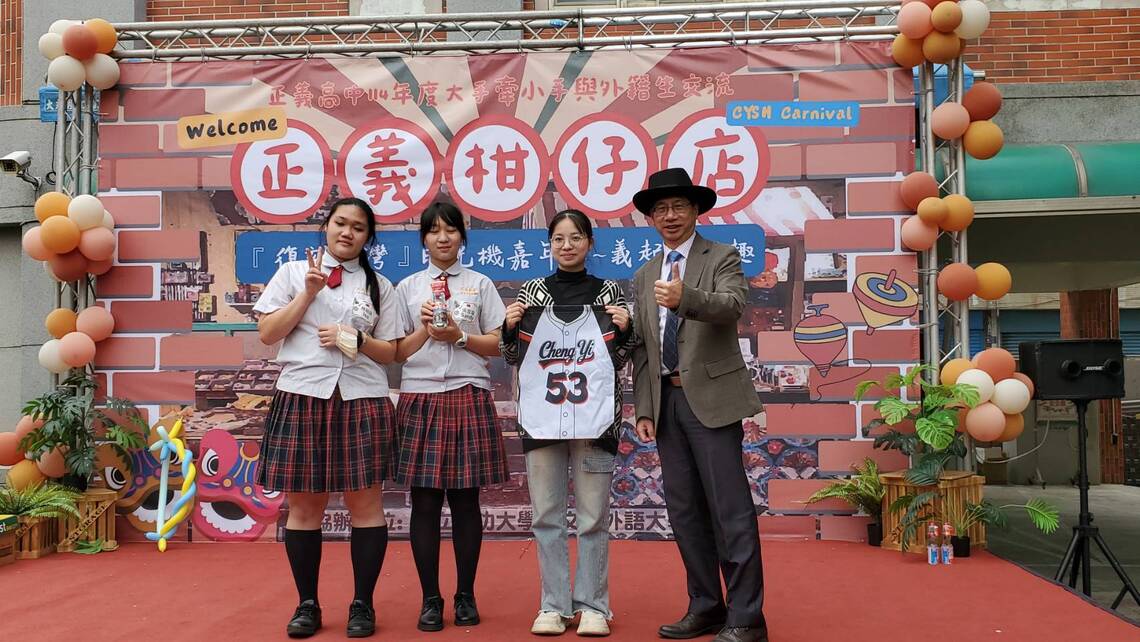 學校送的「鹹酸甜」與彈珠汽水,重點是外籍生與親善大使學生的合照,以及校慶紀念服製作的提袋,極具意義與價值。(記者陳雯萍攝)