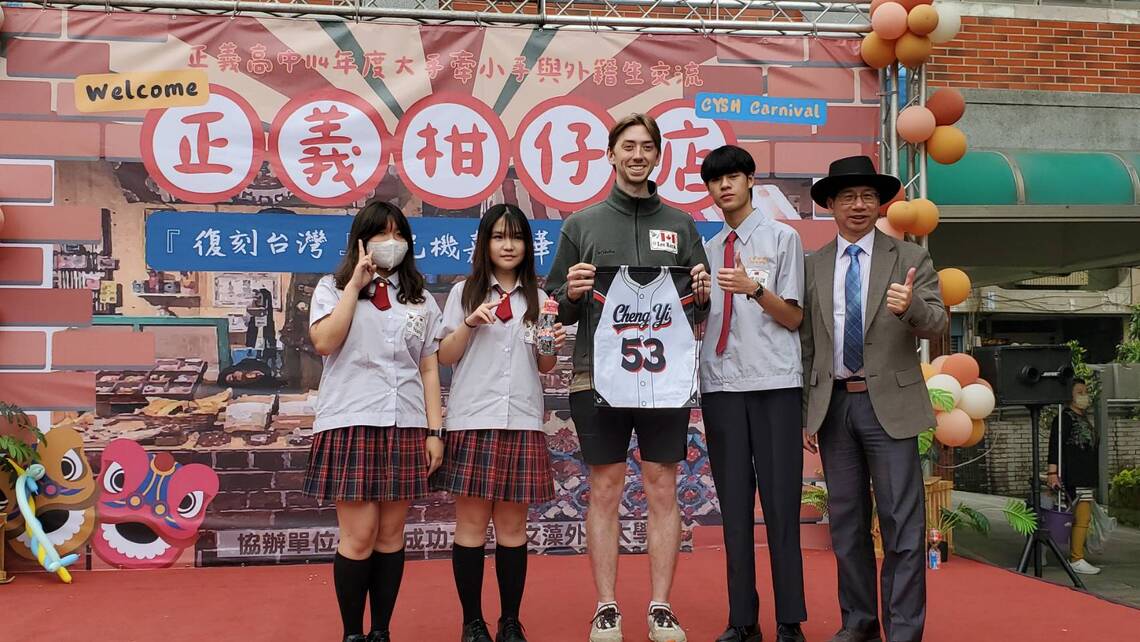 學校送的「鹹酸甜」與彈珠汽水,重點是外籍生與親善大使學生的合照,以及校慶紀念服製作的提袋,極具意義與價值。(記者陳雯萍攝)