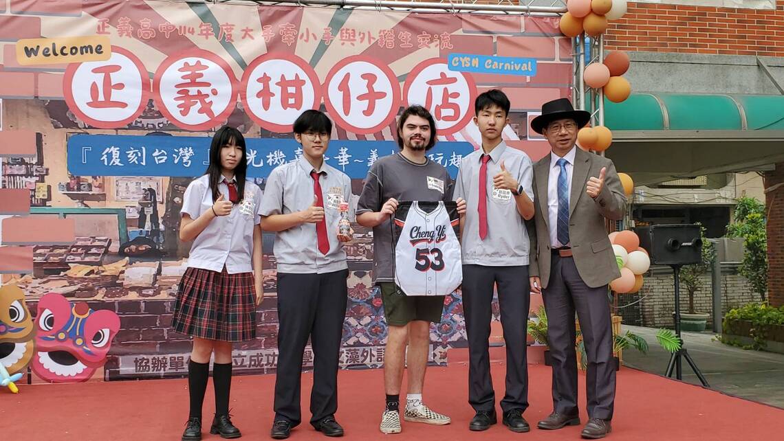 學校送的「鹹酸甜」與彈珠汽水,重點是外籍生與親善大使學生的合照,以及校慶紀念服製作的提袋,極具意義與價值。(記者陳雯萍攝)