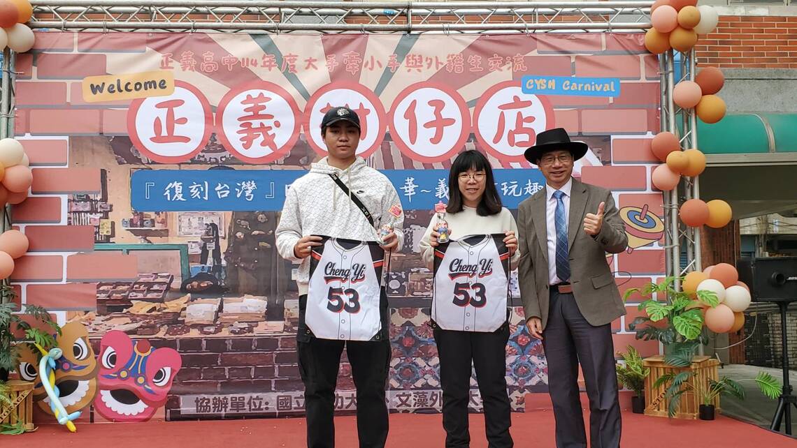 學校送的「鹹酸甜」與彈珠汽水,重點是外籍生與親善大使學生的合照,以及校慶紀念服製作的提袋,極具意義與價值。(記者陳雯萍攝)