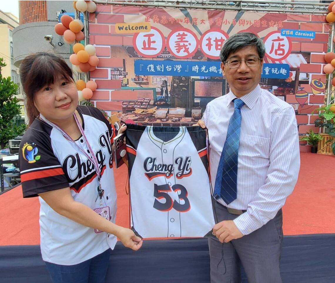 校長俞德淦(右)與訓育組長(黃淑絹)展示送給外籍生每人一個用去年校慶運動服製作的背袋,極具紀念價值。(記者陳雯萍攝)