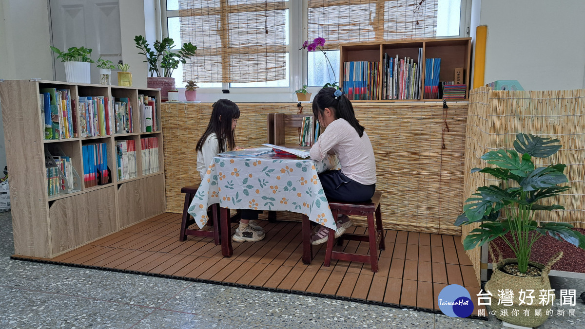 二年甲班學習角充滿鄉村田園風格,老師利用木質家具與竹簾裝飾,營造出溫馨自然的閱讀空間。圖/記者鄧富珍翻攝