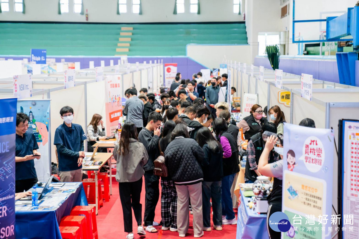 明新科大校園徵才就業博覽會,各行業廠商參與徵才活動。