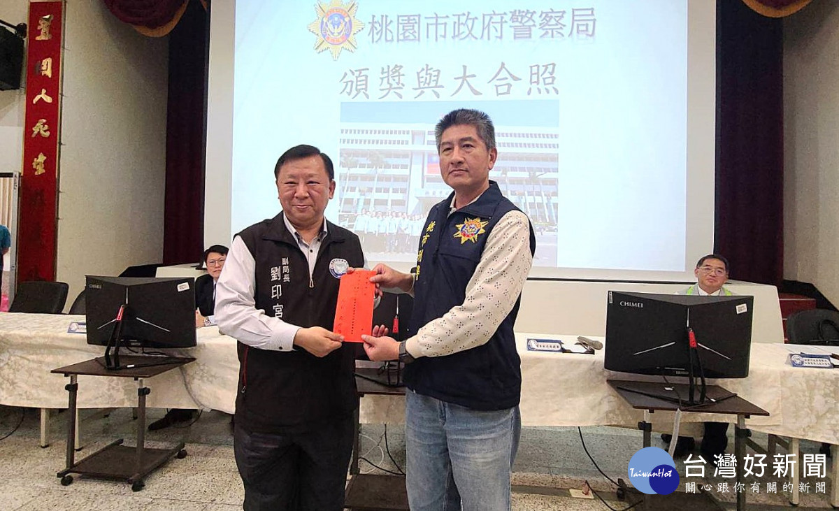 桃園市警局劉副局長印宮頒獎打詐有功員警。