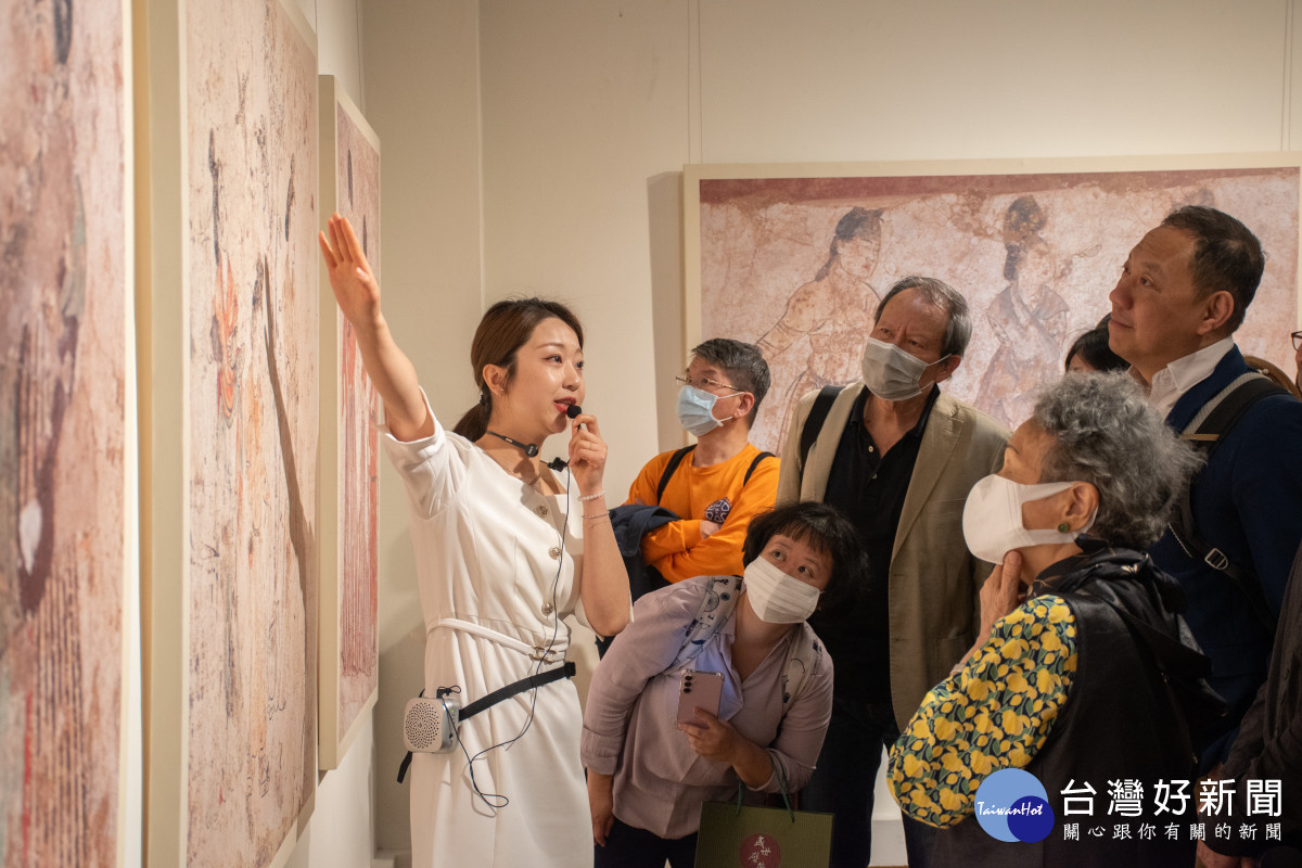 開幕式後由來自陝西歷史博物館社會教育部梁甜助理館員進行現場導覽