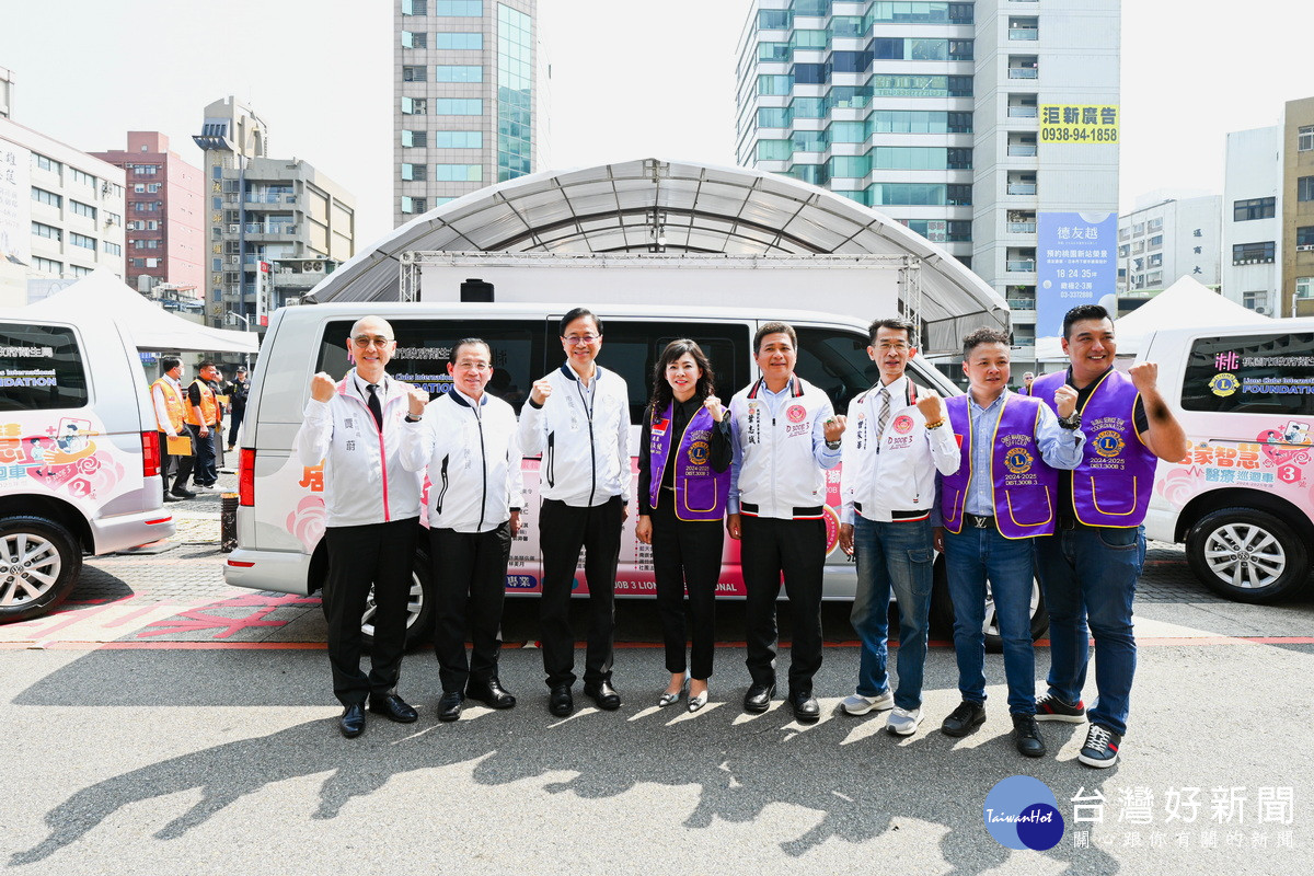 桃園市長張善政與獅會代表於捐贈醫療設備車輛前合影。<br /><br /> 