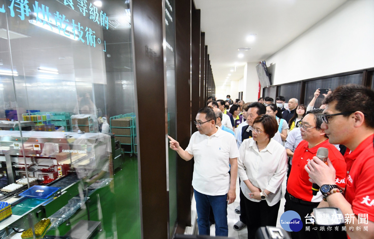 彰化、新北縣市交流,侯友宜率團隊參訪立富畜牧場及昭成蛋品加工廠。圖/記者鄧富珍攝