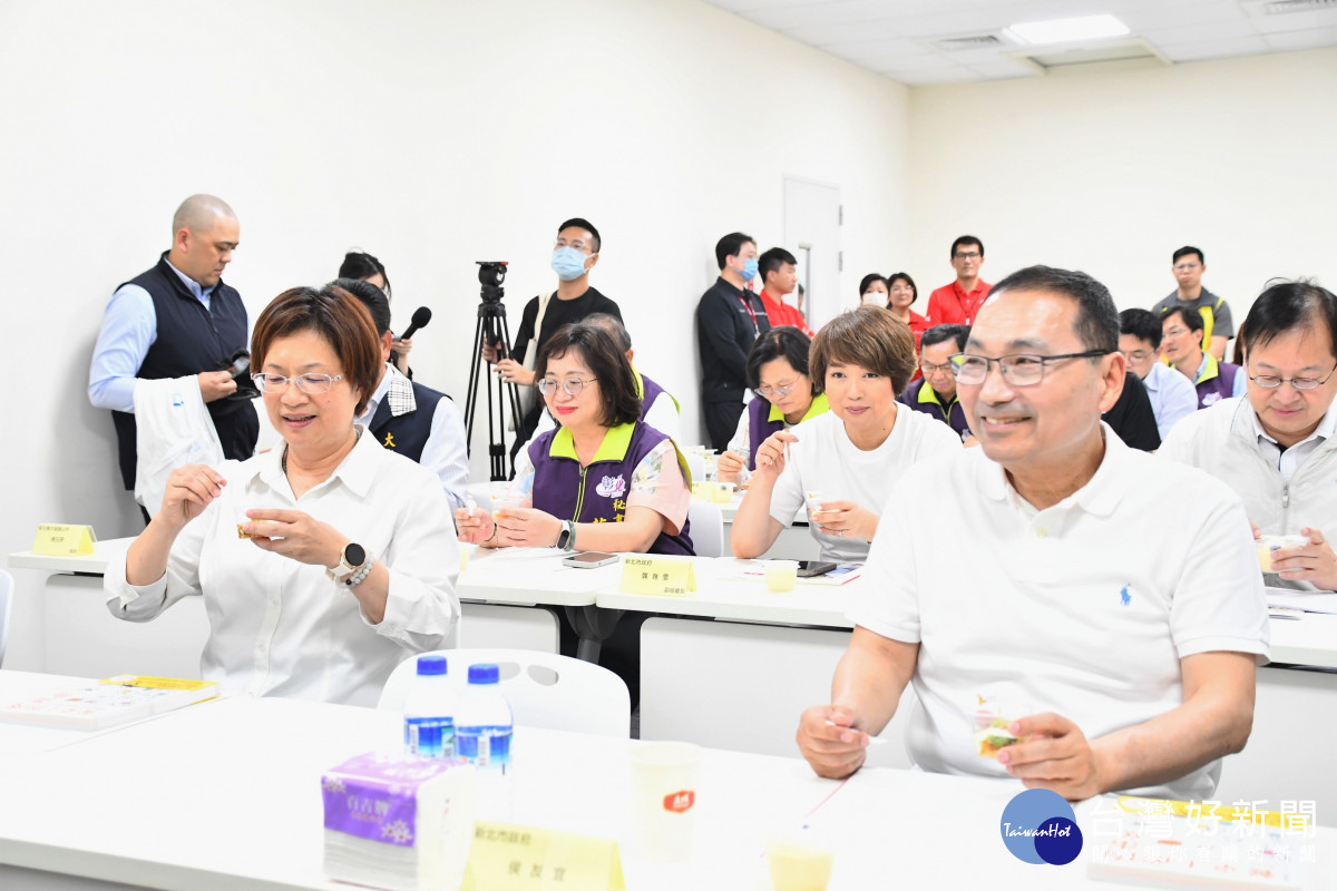 彰化、新北縣市交流,侯友宜率團隊參訪立富畜牧場及昭成蛋品加工廠。圖/記者鄧富珍攝