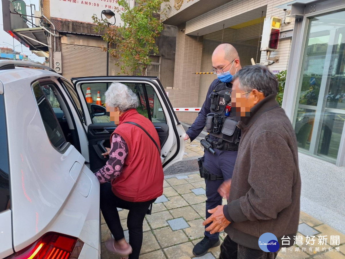 失智婦人路上遊蕩,警方協助聯繫家屬。
