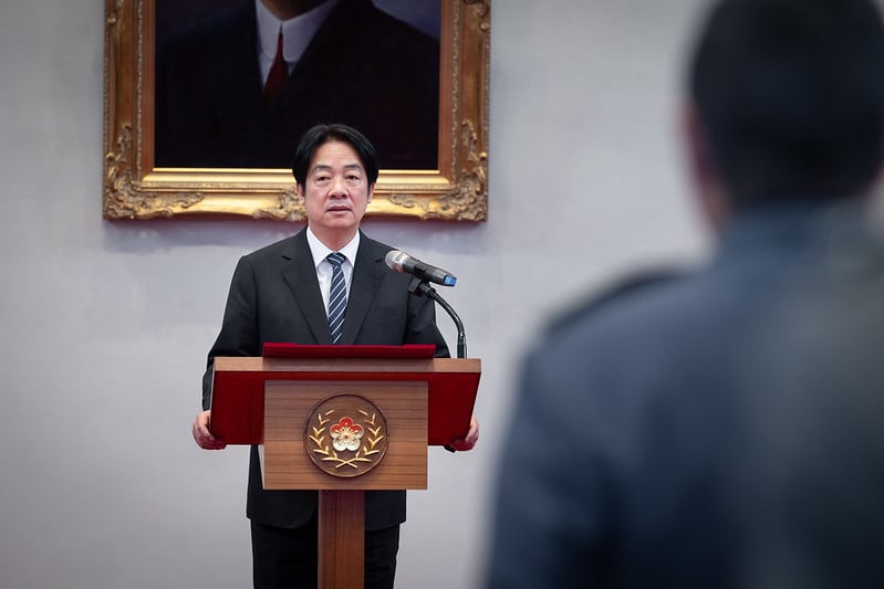 總統賴清德今天主持今年首次將官授階,他期勉眾人一起守護民主,面對學者對他的批評,由發言人出面說明,言論自由是有紅線的。總統府提供