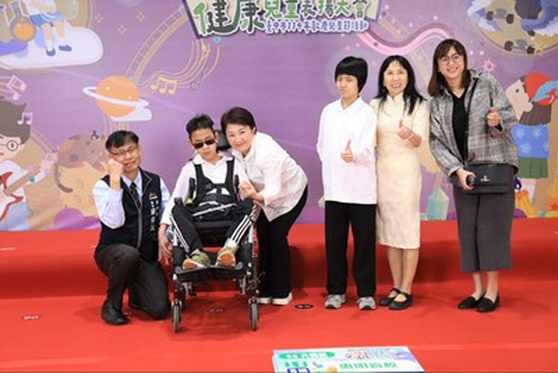 中市表揚1200位模範兒童、健康兒童 盧秀燕市長配合學生「各種Pose」擺拍:以你們為傲!
