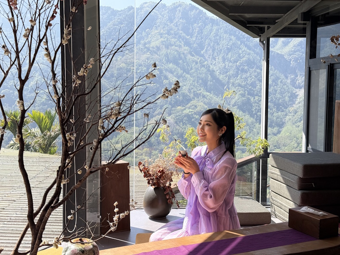 趁空檔暢遊海鼠山、品咖啡、享用特色餐 療癒女聲楊淨宇赴瑞里紫藤花季演出
