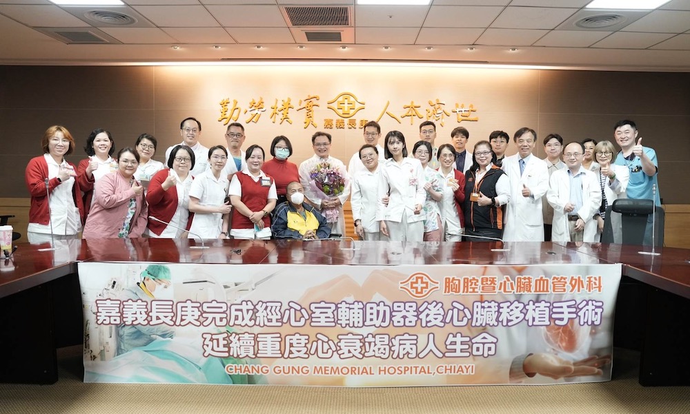 嘉義長庚醫院在楊仁宗院長帶領下,為患者慶重生。(圖/長庚醫院提供)