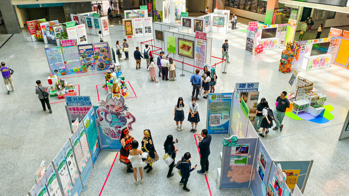 ▲中華藝術學校2025春季藝術展演「藝起青春」系列活動在高雄市府四維行政中心開幕。（圖/記者黃淑貞攝）