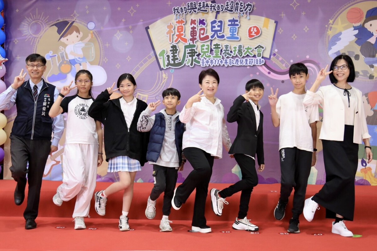 ▲市長盧秀燕配合學生「各種Pose」擺拍。(圖/記者顏淑娟翻攝)