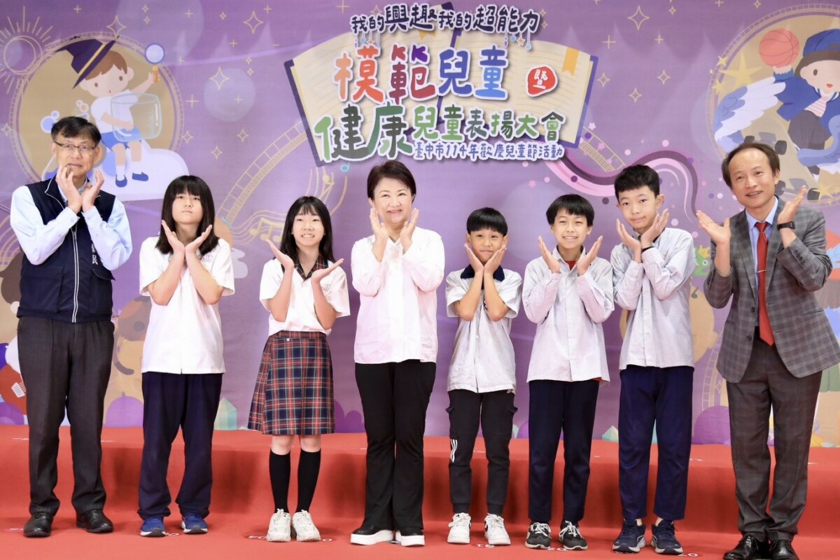 ▲市長盧秀燕配合學生「各種Pose」擺拍。(圖/記者顏淑娟翻攝)