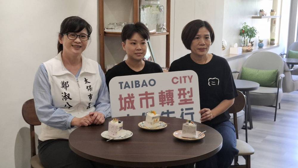 鄭淑分市長(左)到店挺青年洪詩茜(中)創業。(圖/太保市公所提供)
