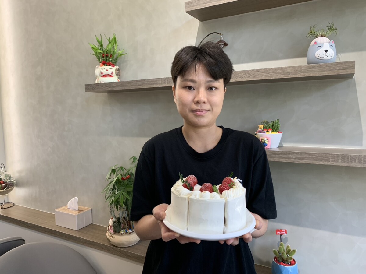 28歲青年洪詩茜返鄉創業，要讓鄉親享受無負擔的甜點美食。（圖/記者陳惲朋攝）