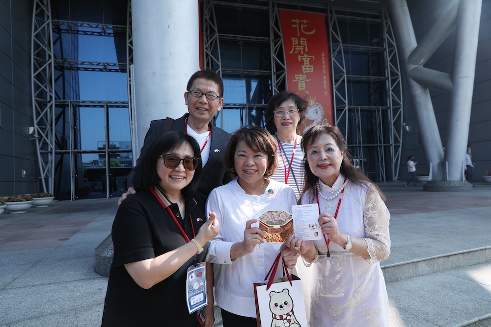 黃敏惠市長親切的致贈僑胞們春節喜氣的小紅包。（圖/嘉義市政府提供）