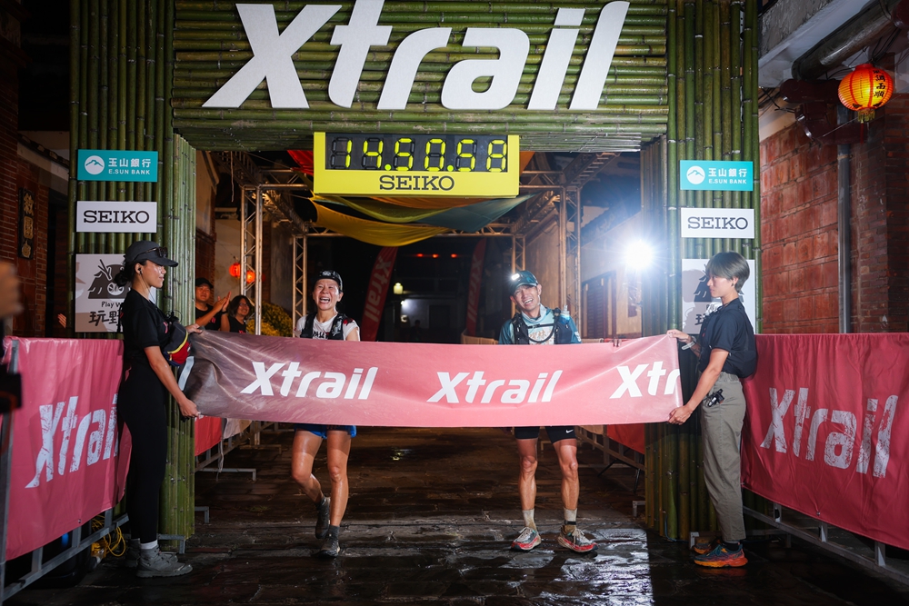 2025 Xtrail 100 女子亞軍周怡君(左)與男子季軍陳智勇(右)一起回到終點